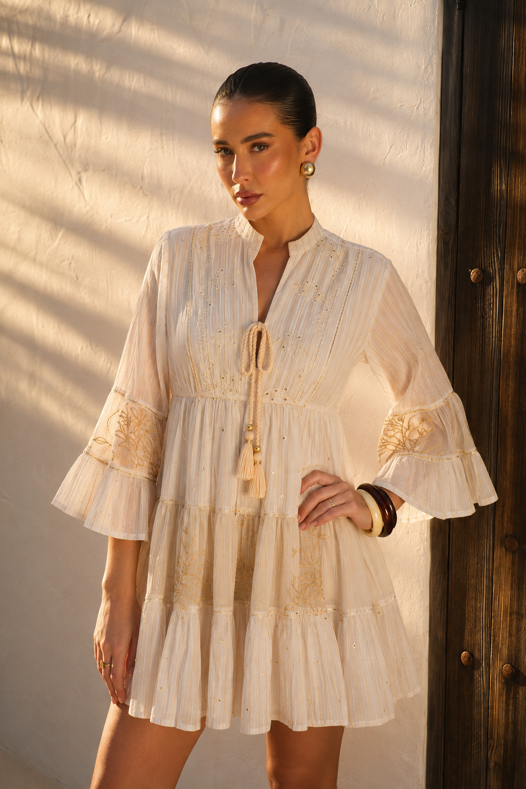 Minivestido Crudo con Bordados Dorados y Mangas de Volantes