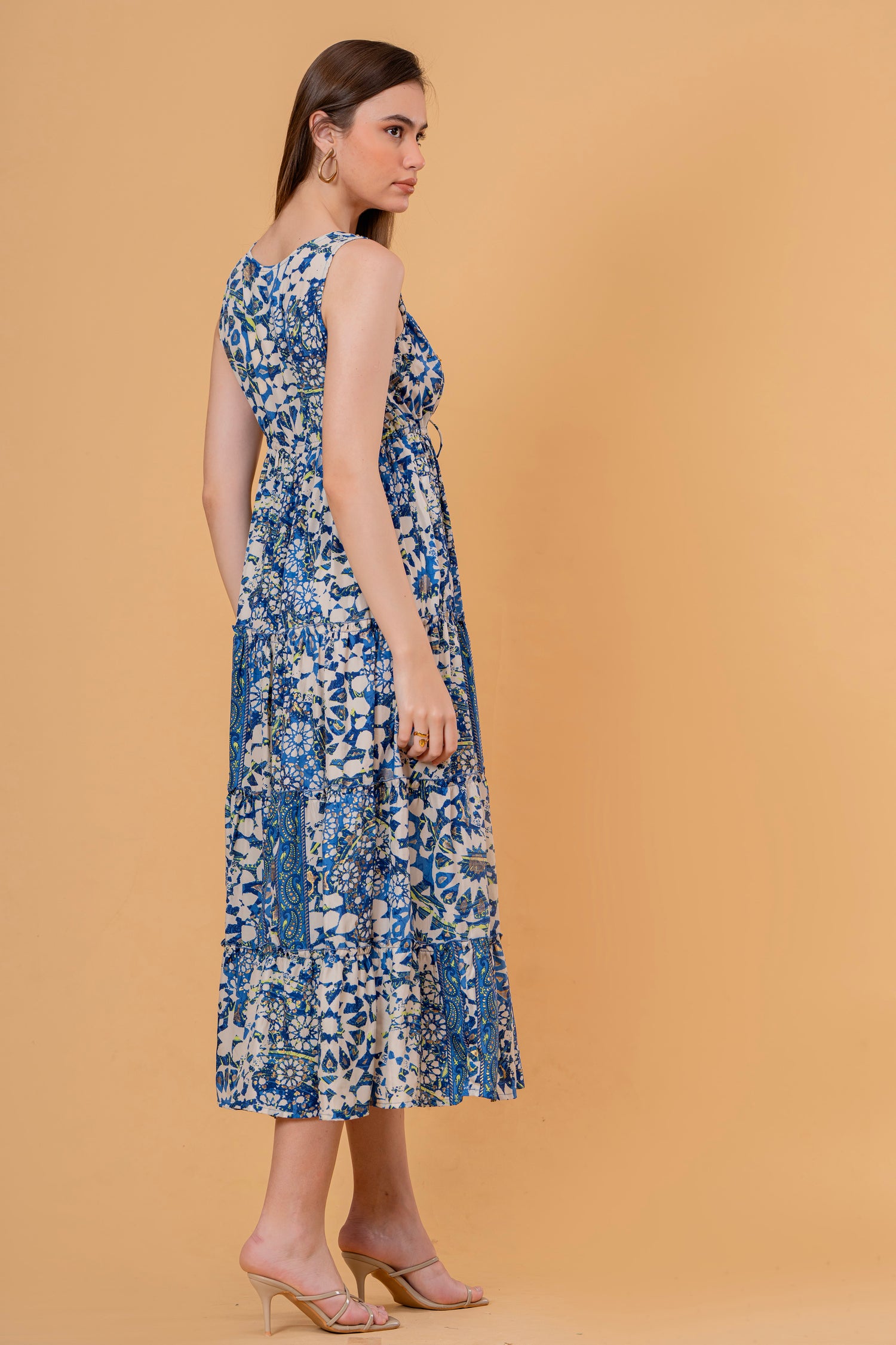 Vestido Midi de Tirantes Azulejo Azul con Escote Bordado