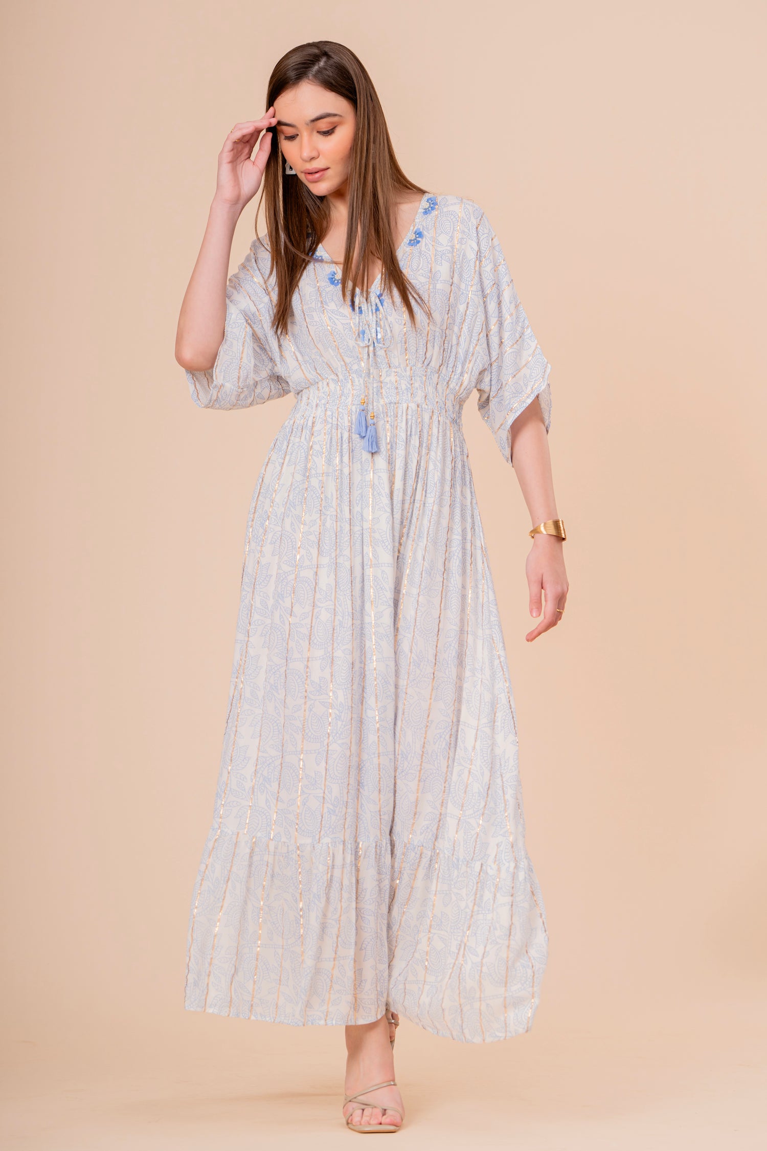 Vestido Midi Coral con Bordado y Manga Corta