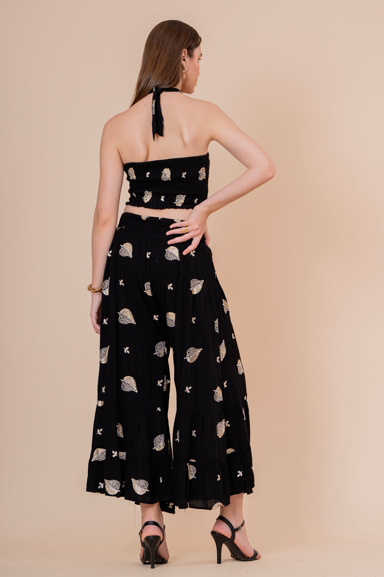 Conjunto de Falda Maxi y Top Bandeau Fruncido Negro con Hojas Doradas