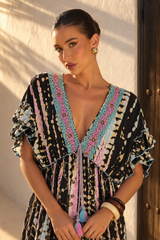 Vestido Maxi Tie-Dye con Escote Bordado y Borlas | negro