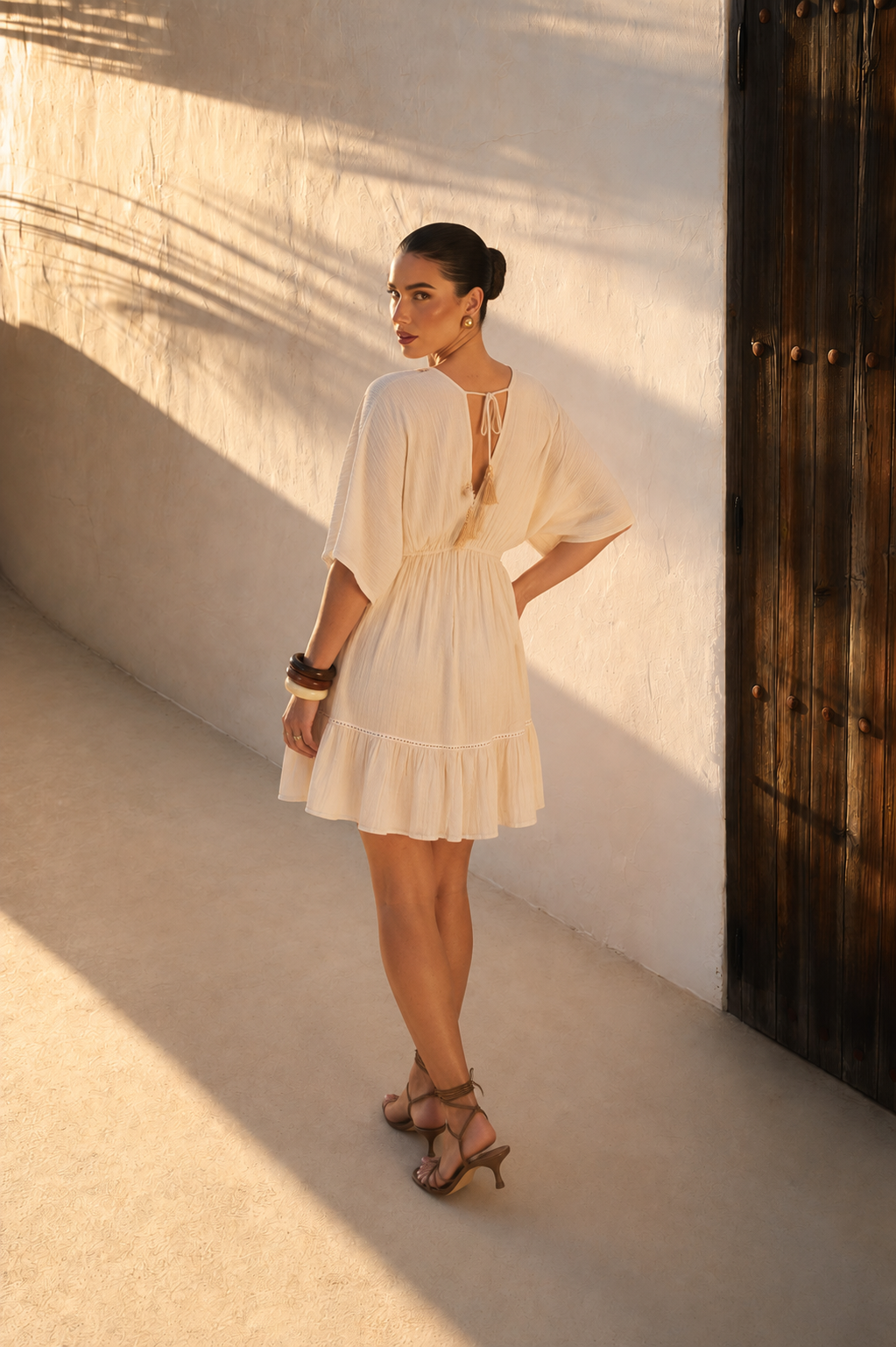 Minivestido Crudo con Manga Kimono y Bordado Geométrico