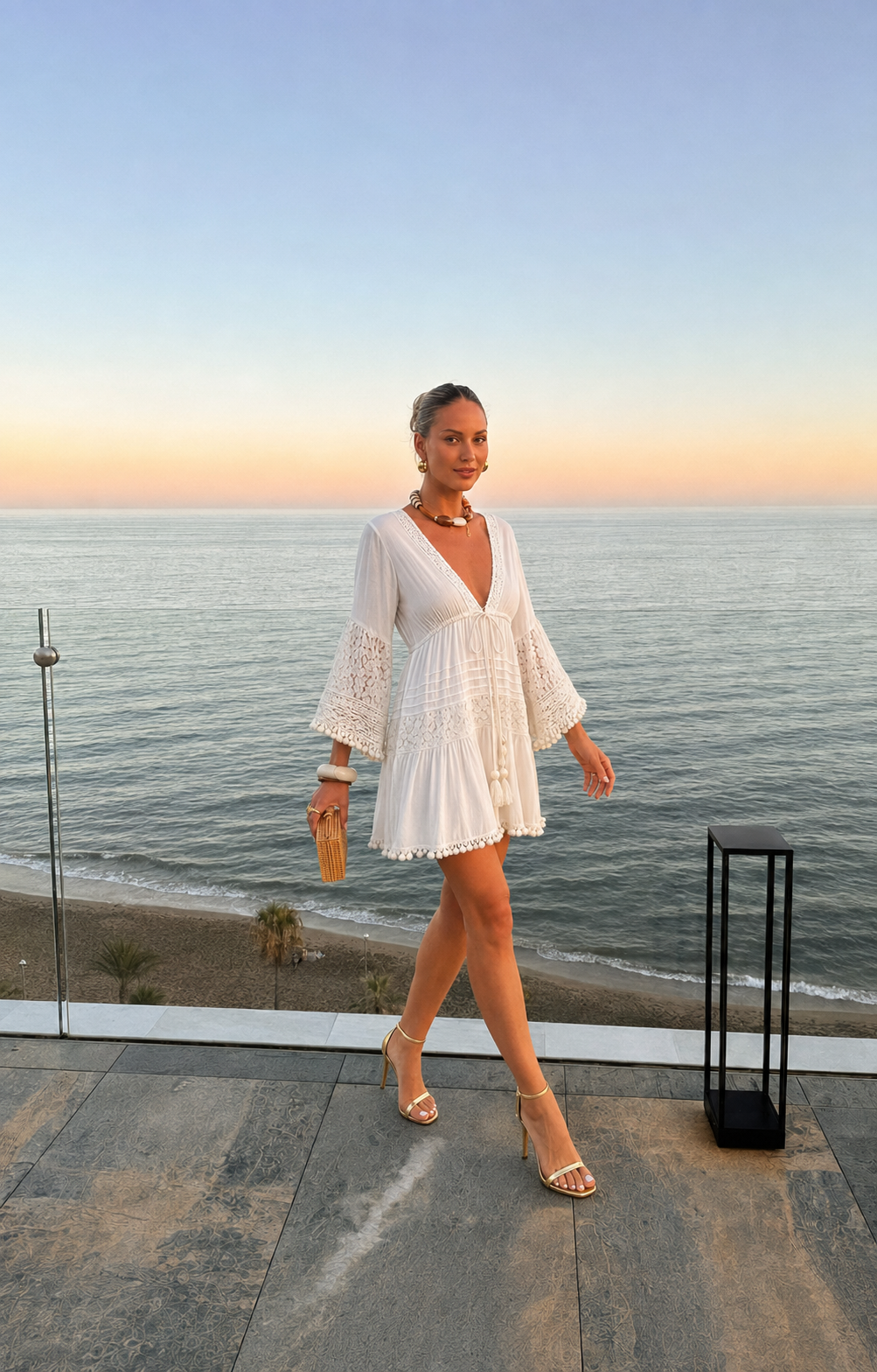 Vestido Corto Ivory Lace Bell Sleeve