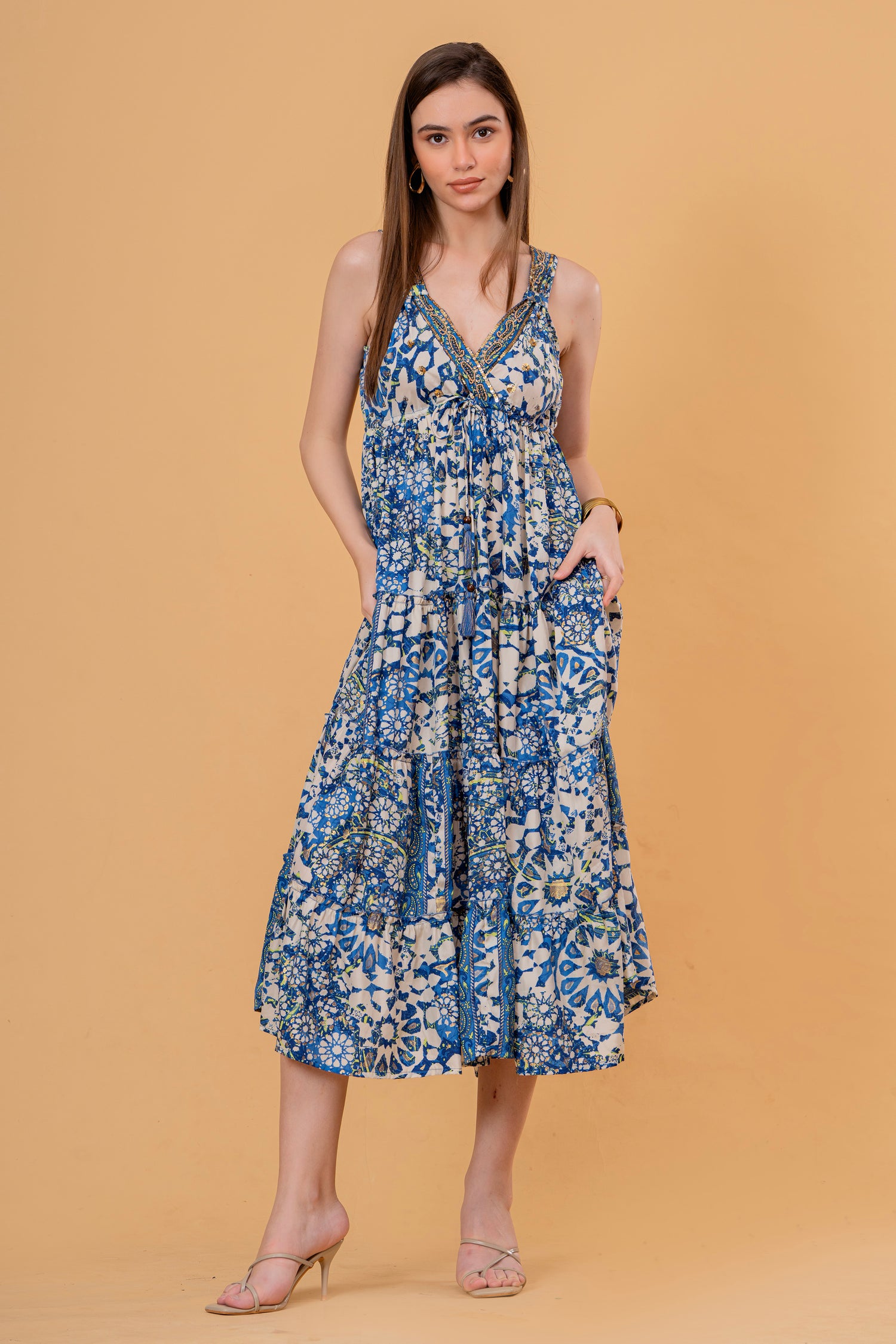 Vestido Midi de Tirantes Azulejo Azul con Escote Bordado