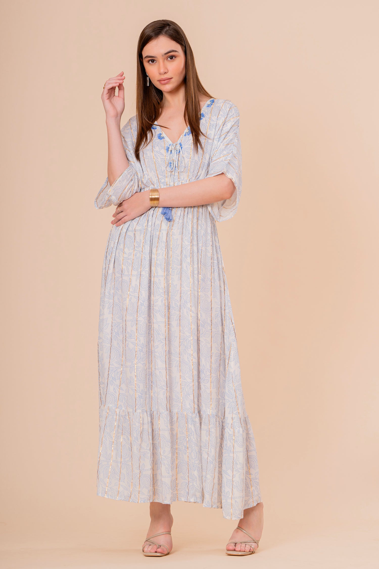 Vestido Midi Coral con Bordado y Manga Corta
